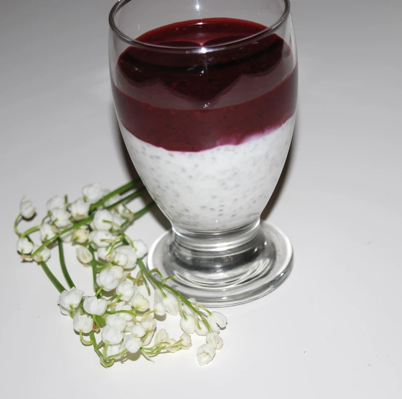 Pudding z chia i jagodami