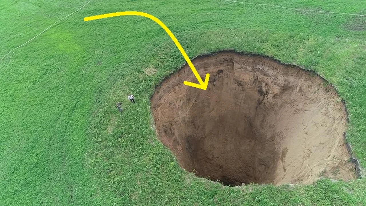 50-metrowa dziura w ziemi pojawiła się w Rosji w ciągu jednej nocy!