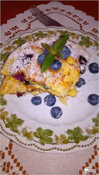 Puszysty omlet z borówkami i płatkami jęczmiennymi