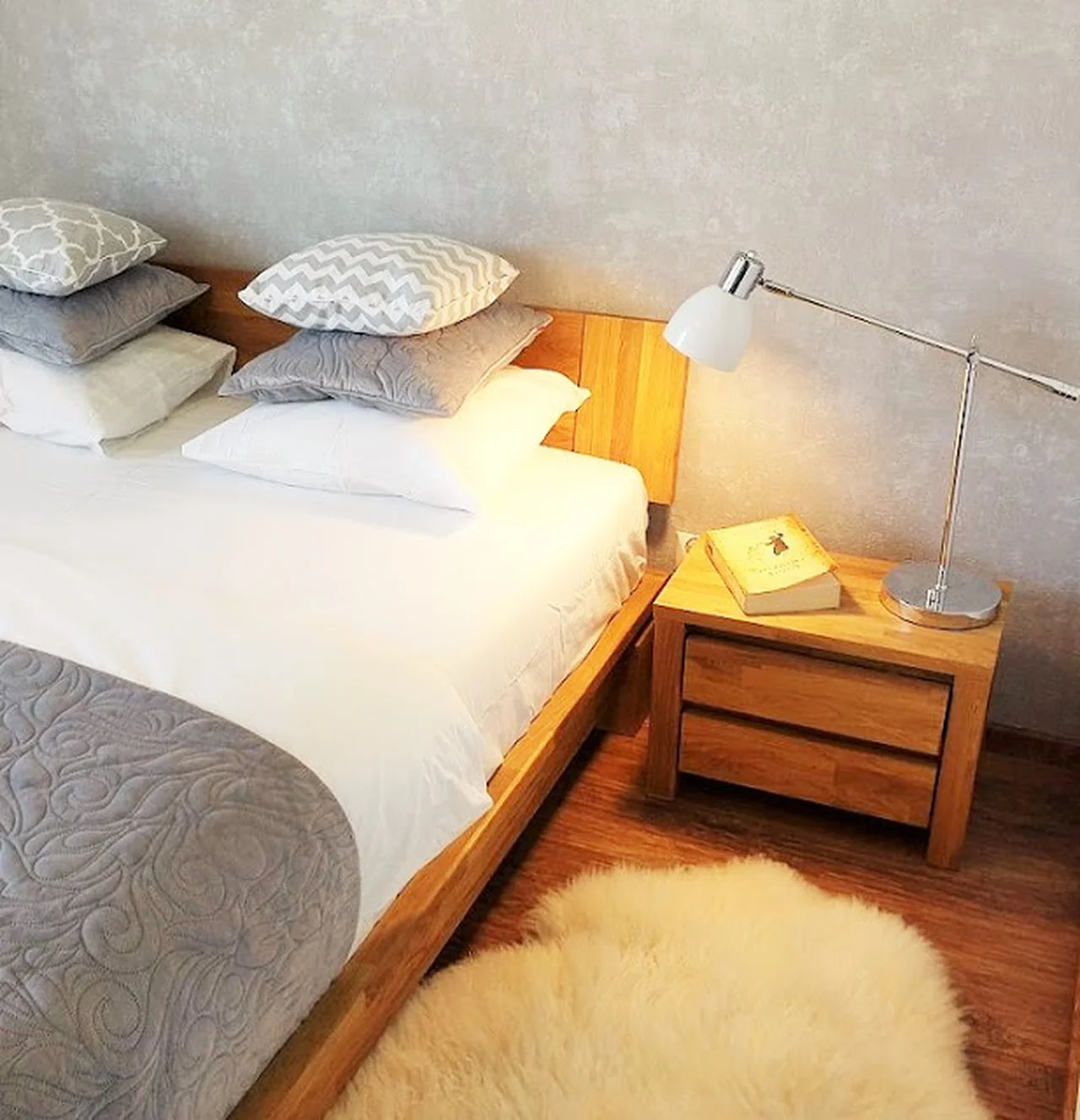 Mała sypialnia w stylu skandynawskim