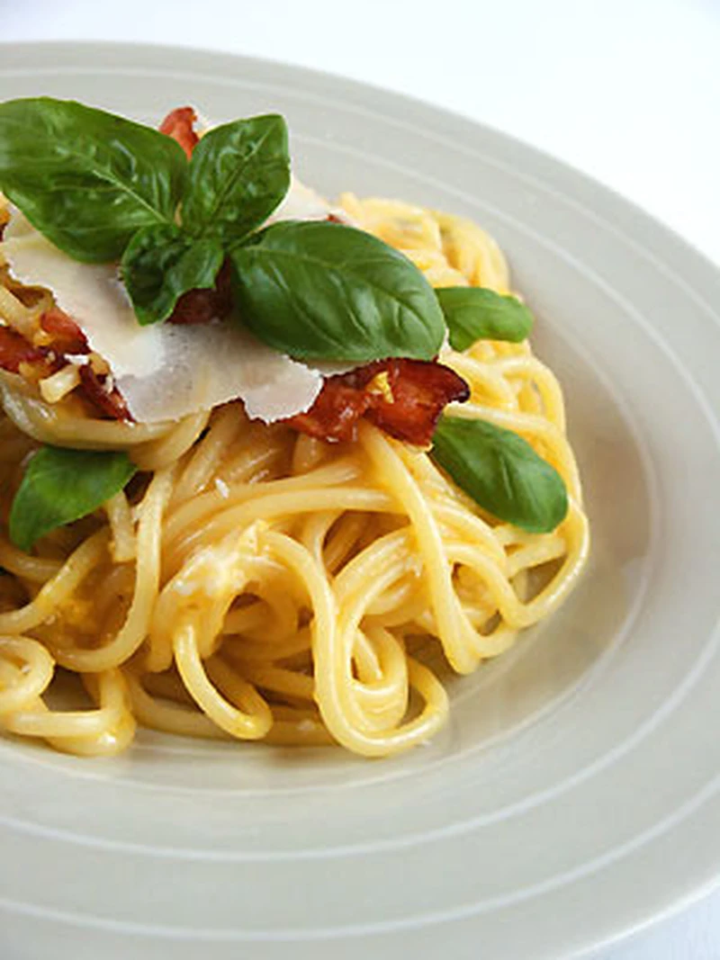 Bardzo klasyczna carbonara ale z kilkoma listkami bazylii