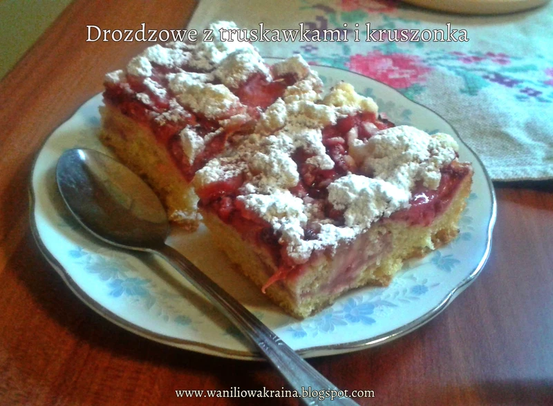 Drożdżowe z truskawkami i kruszonką