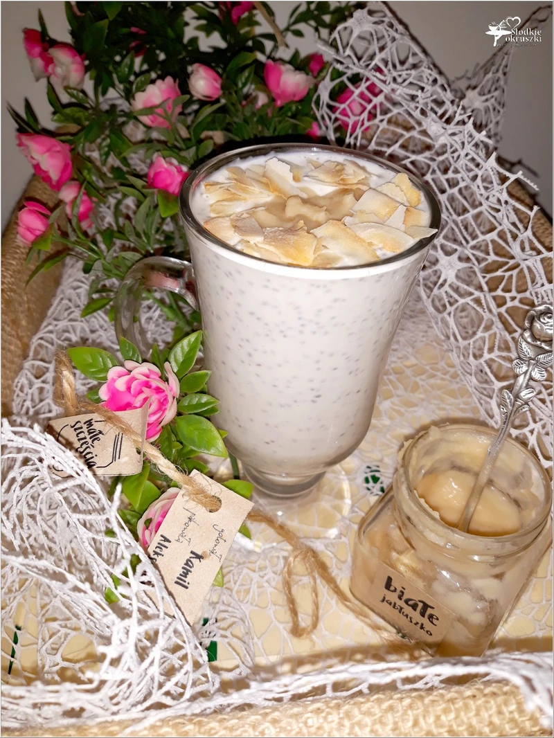 Pudding chia z białym jabłuszkiem i kokosową nutą
