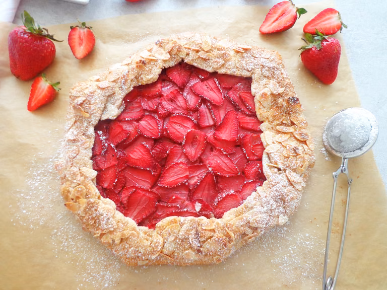 Galette z truskawkami i migdałami