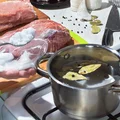 Nie piecz szynki od razu! Ten jeden krok sprawi, że będzie soczysta i pełna smaku