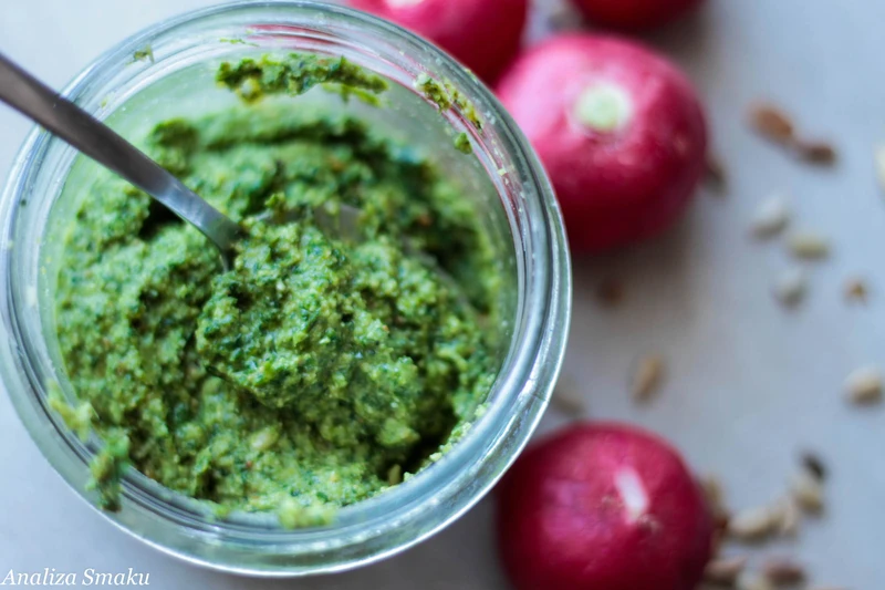 Pesto z pietruszki i liści rzodkiewki