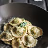Razowe ravioli ze szpinakiem i serem pleśniowym