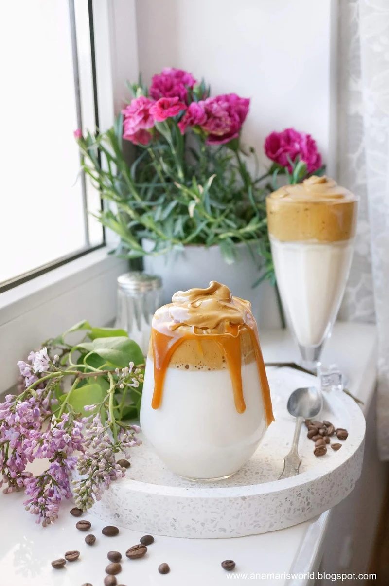 Dalgona coffee z lodami i solonym karmelem