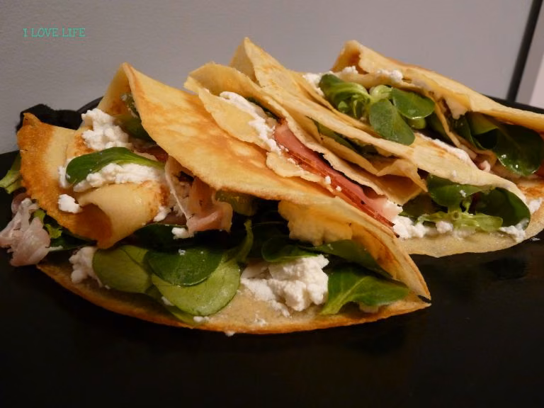 Naleśniki z szynką parmeńską, roszponką i serem ricotta