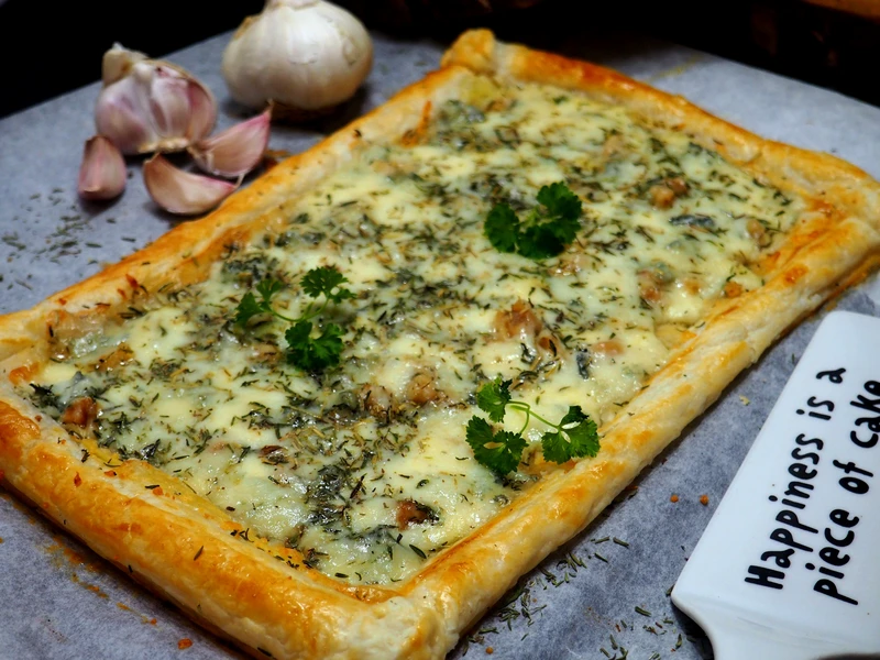 TARTA SEROWA Z PIECZONYM CZOSNKIEM