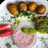 Łosoś zapiekany pod pesto z mizerią z rzodkiewki i pieczonymi ziemniakami