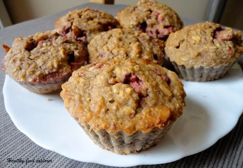 Muffinki owsiane z truskawkami i orzechami