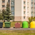 Śmietniki otwierane na kartę z wagą i kamerą! Kolejne polskie miasto wprowadza rewolucję w segregacji odpadów