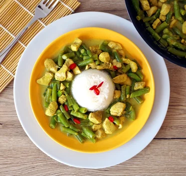 Zielone curry z kurczakiem i fasolką