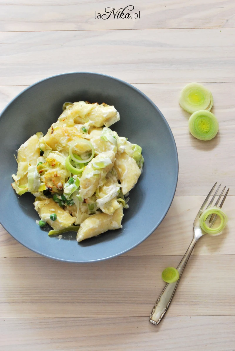Kopytka zapieczone z mascarpone, porem i serem cheddar