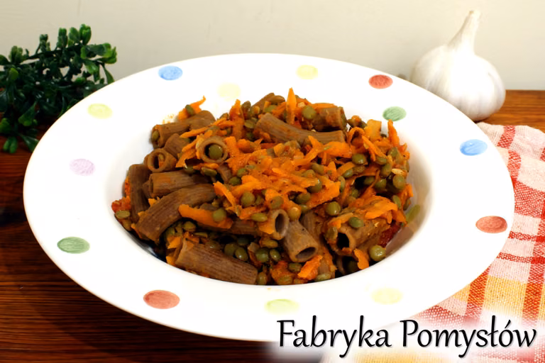 Makaron z soczewicą i marchewką w sosie pomidorowym