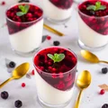 Panna cotta z galaretką z owocami lata