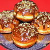 Pączki z budyniem, polewą czekoladową i orzechami