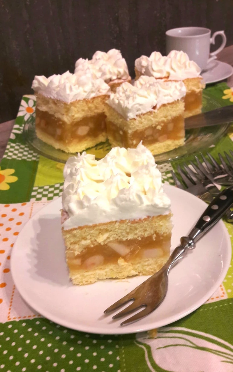 Jabłecznik z bitą śmietaną