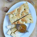 Focaccia ziołowa z parmezanem