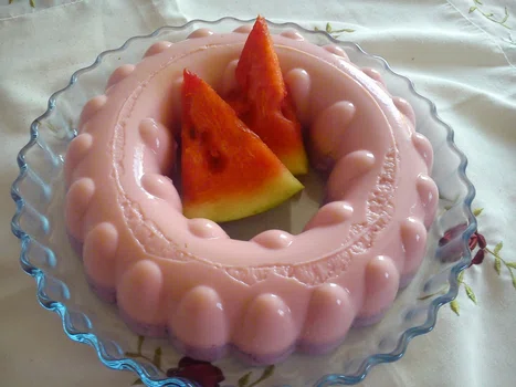 Orzeźwiający deser arbuzowo-jagodowy