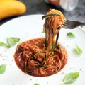 Szybki przepis na cukinię – fit spaghetti napoli