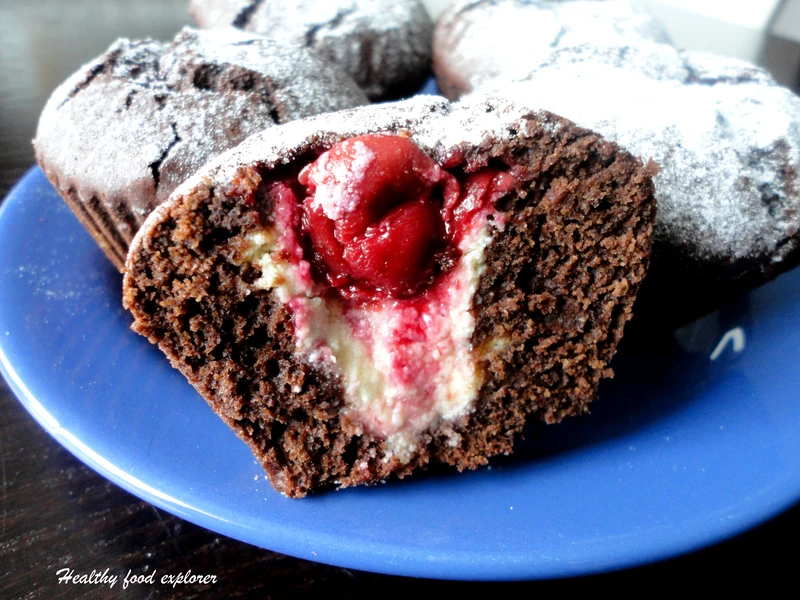 Czekoladowe muffinki z serem i sosem wiśniowym