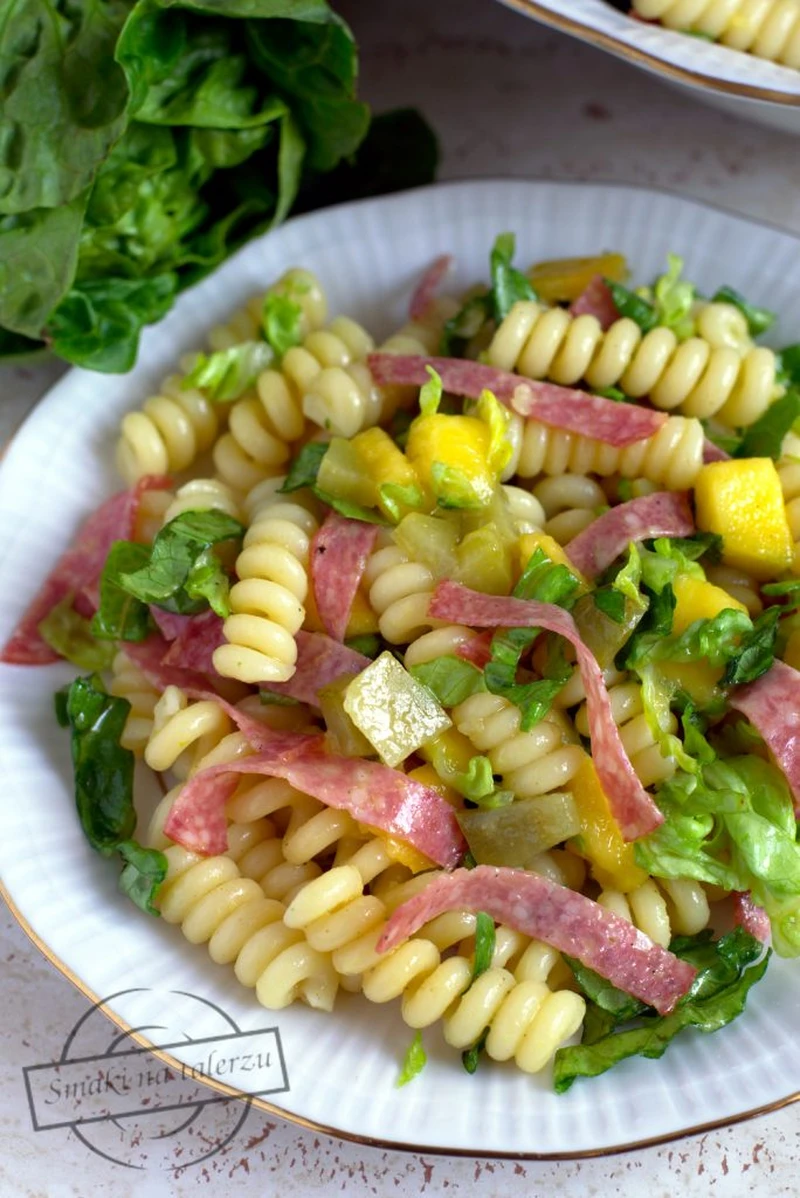 Makaronowa sałatka z mango, ogórkiem i salami
