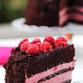 Tort czekoladowo-malinowy