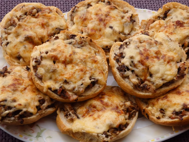 Zapiekanki z szynką i pieczarkami
