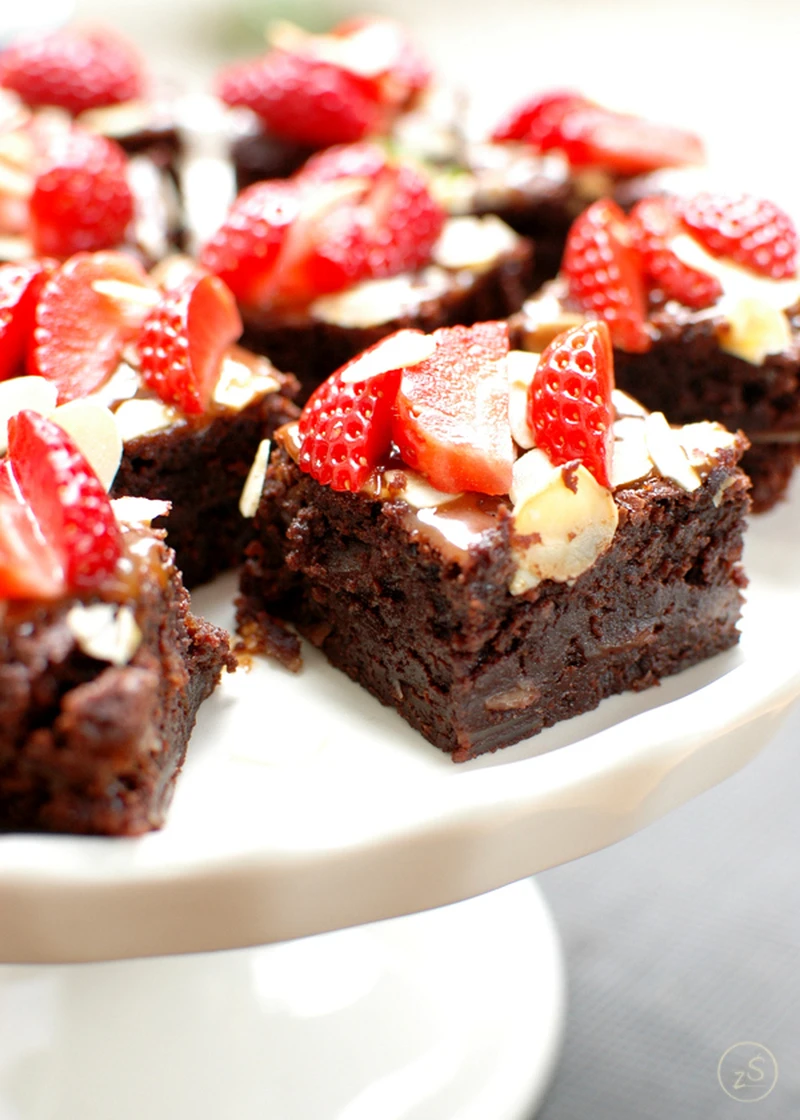 mocno czekoladowe brownie z truskawkami i sosem karmelowym bez mąki