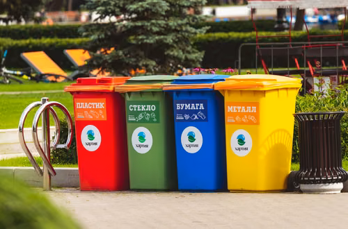 Dodatkowy czerwony kosz na śmieci? Widzisz je w innych krajach – sprawdź, do czego służą