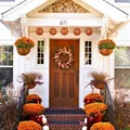 Dekoracje jesienne przed domem