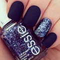 Matowe, granatowe paznokcie z ozdobą