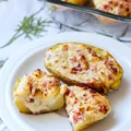 Pieczone ziemniaki faszerowane serem i salami