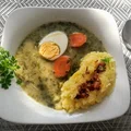 Domowa zupa szczawiowa z jajkiem i tłuczonymi ziemniakami