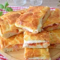 Neapolitańska "Pizza Parigina" z serem, szynką i pomidorami