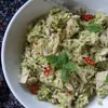 Sałatka z makaronu orzo, indyka i pesto z awokado