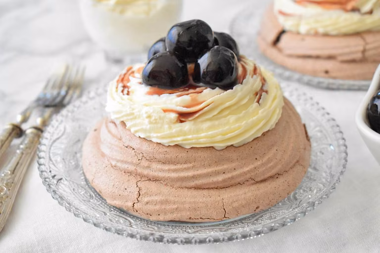 Kakaowa beza pavlova z wiśniami i kremem mascarpone