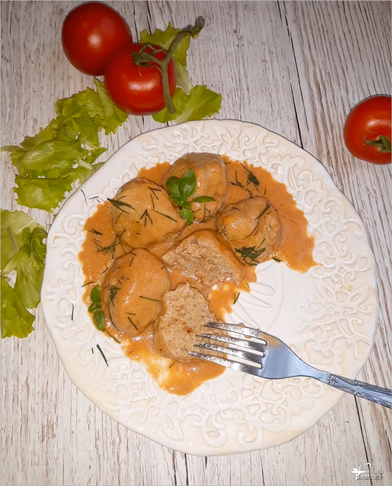 Pulpety w delikatnym paprykowo-pomidorowym sosie (na bazie śmietany)