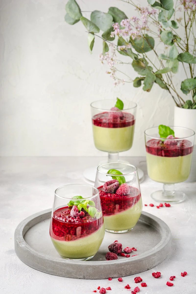 Jogurtowa panna cotta z matchą i malinami