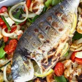 Pieczona dorada nie musi być mdła! Do wnętrza ryby wkładam kilka składników i podaje w towarzystwie grzanek