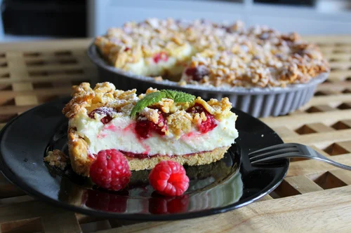 Tarta Biały Puch z malinami