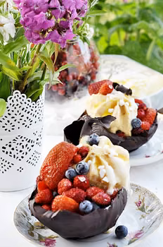 Lody z owocami w czekoladowych miseczkach