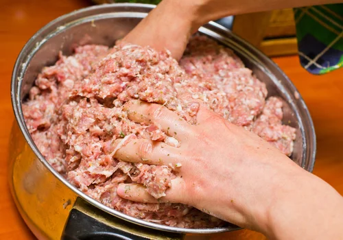 Dodaj TEN jeden nietypowy składnik do kotletów mielonych. Wychodzą 100 razy lepsze niż tradycyjne