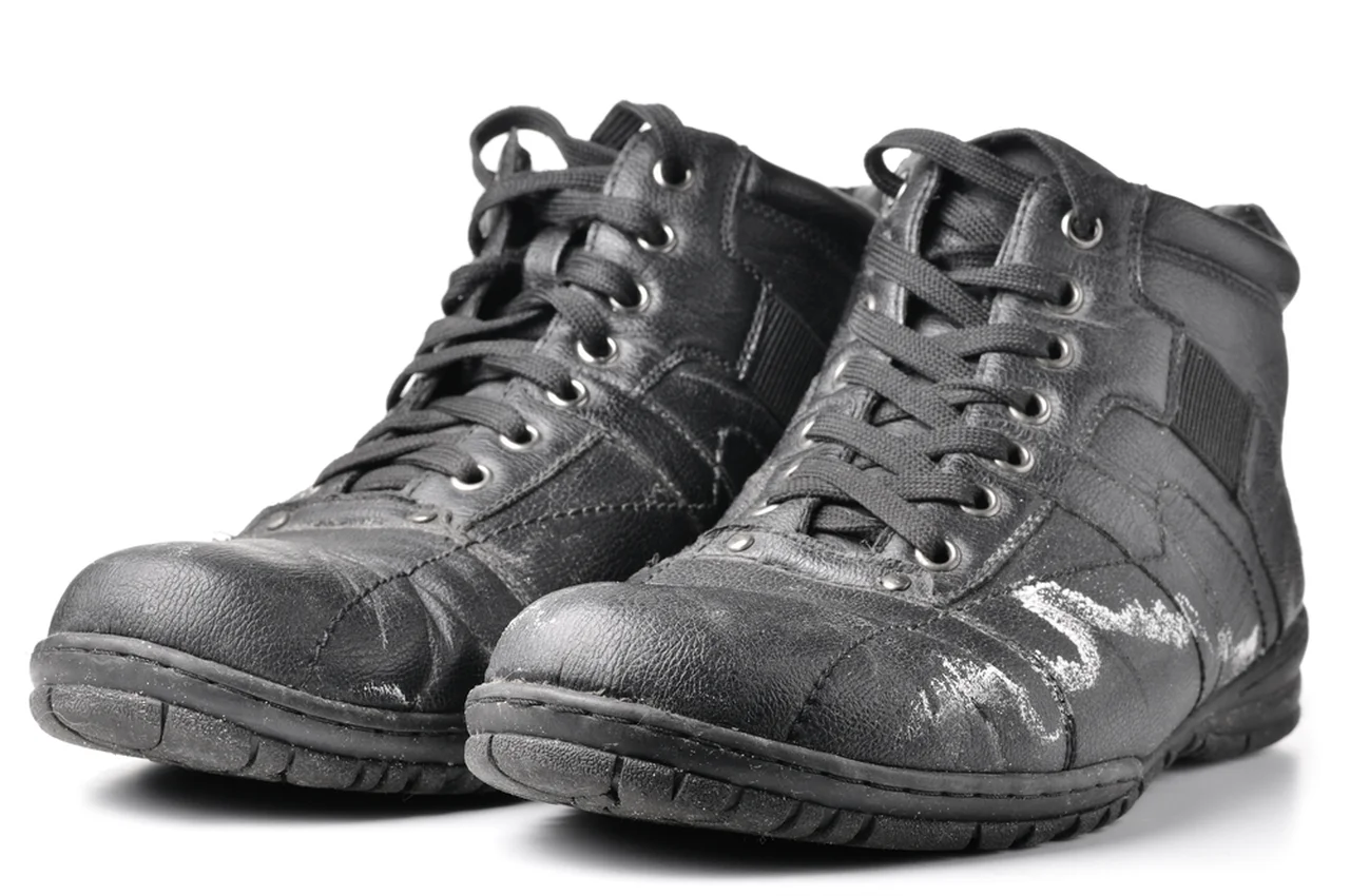 Jak pozbyć się zacieków z soli na butach?