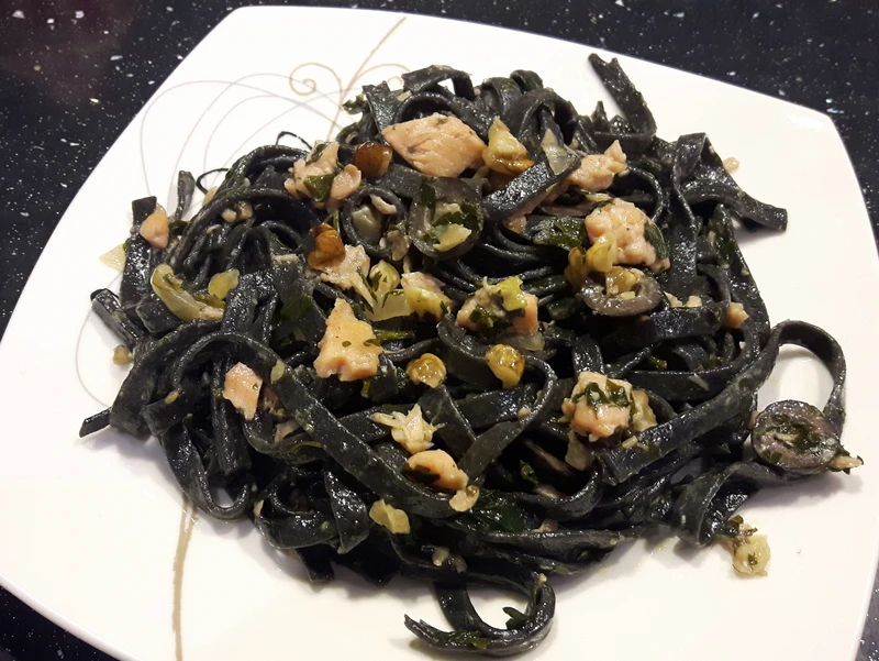 CZARNE TAGLIATELLE Z PIETRUSZKĄ I ŁOSOSIEM WĘDZONYM
