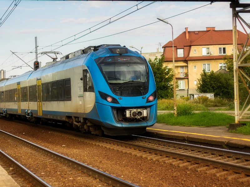 Premier zapowiada obniżkę cen biletów PKP