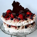 TORT BEZOWY Z KREMEM KAWOWYM, OWOCAMI I CHRUPIĄCĄ CZEKOLADĄ