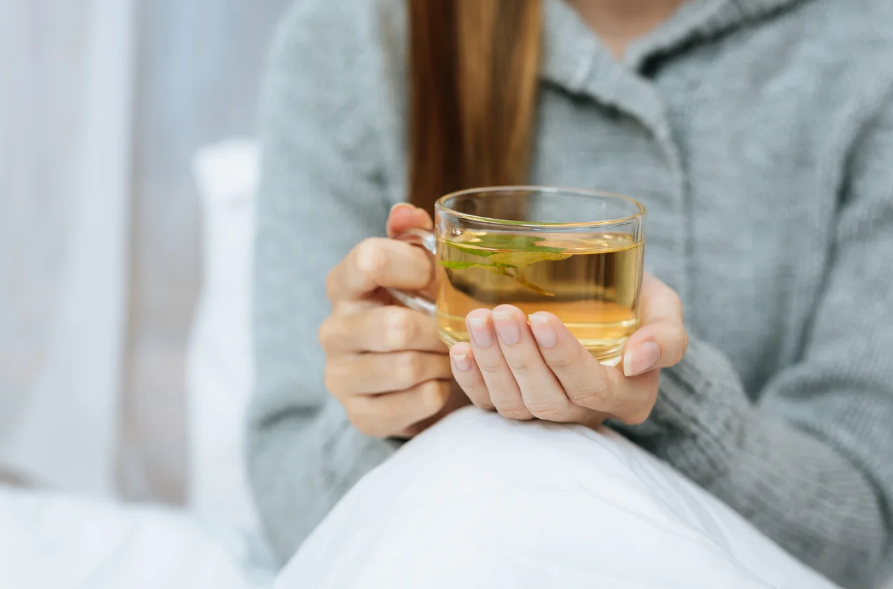 Herbatki ziołowe na wiosnę - co pić, żeby sobie nie zaszkodzić?